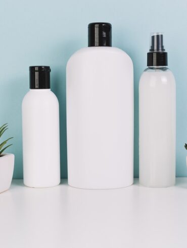 Let’s be honest. Most guys don’t want a 12-step skincare routine. You don’t want a shelf full of glass bottles. You don’t want to “layer essences.” You just don’t want to look 35 when you’re 27. That’s it. And here’s the truth: looking older than you are usually isn’t about genetics. It’s about neglect. Dry skin. Sun damage. Razor irritation. Late nights. No routine. The good news? You don’t need complicated. You need consistent. This is the skincare routine built for men who keep it simple and still want to look sharp.