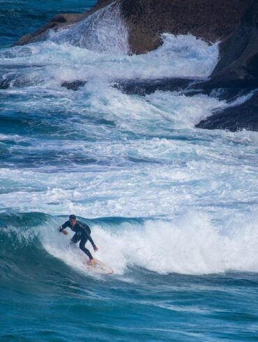 Rip Curl isn’t just a surf label—it’s a global symbol of adventure, performance, and ocean culture. Founded in 1969 by surfing friends Brian Singer and Doug “Claw” Warbrick, Rip Curl grew from the Australian surf scene into one of the world’s most recognized surf and snow brands, driven by a single idea: “The Search.”